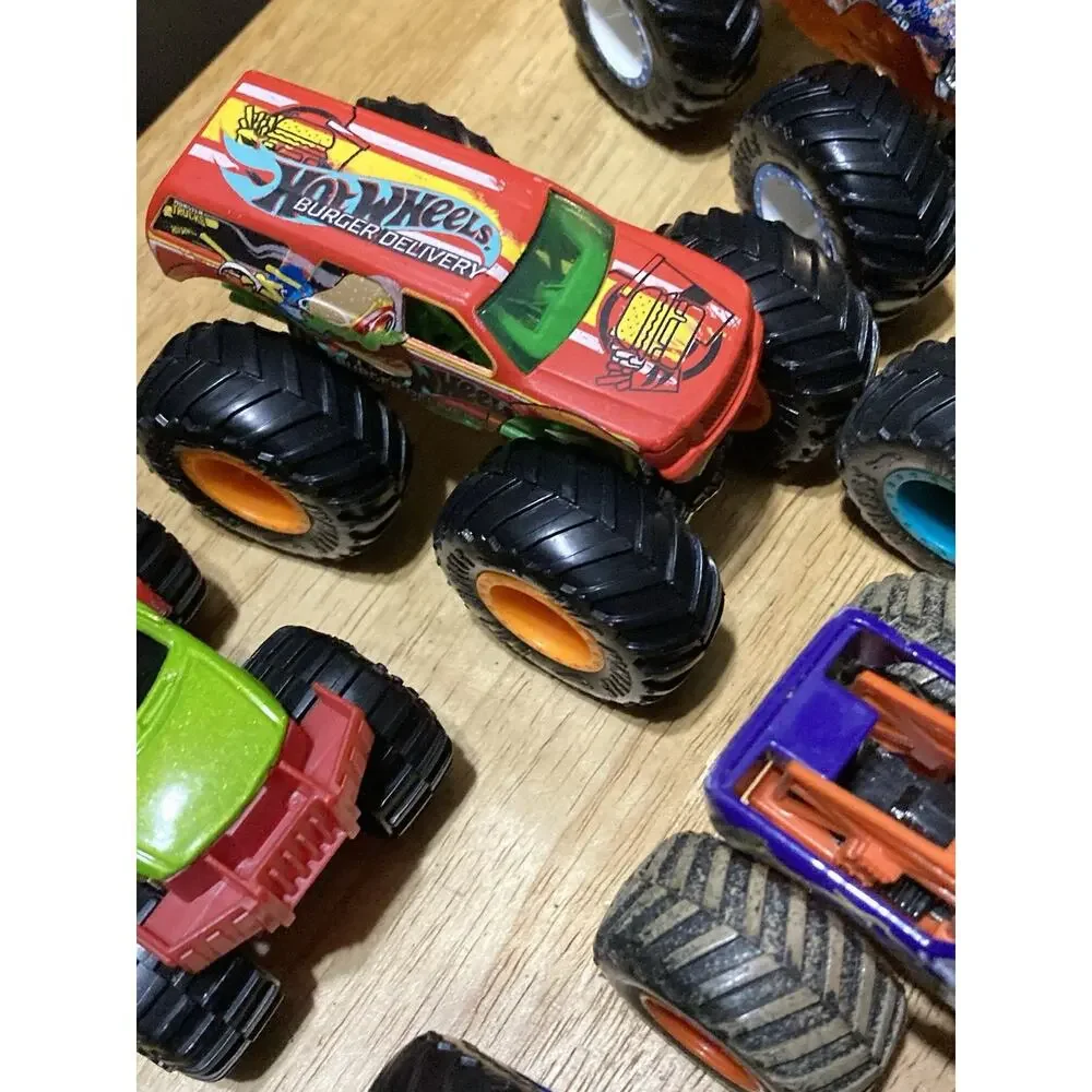 Monster Jam Hot‎ Wheels Small Monster Trucks 1:64 Lot Of 7 Jurassic Bigfoot